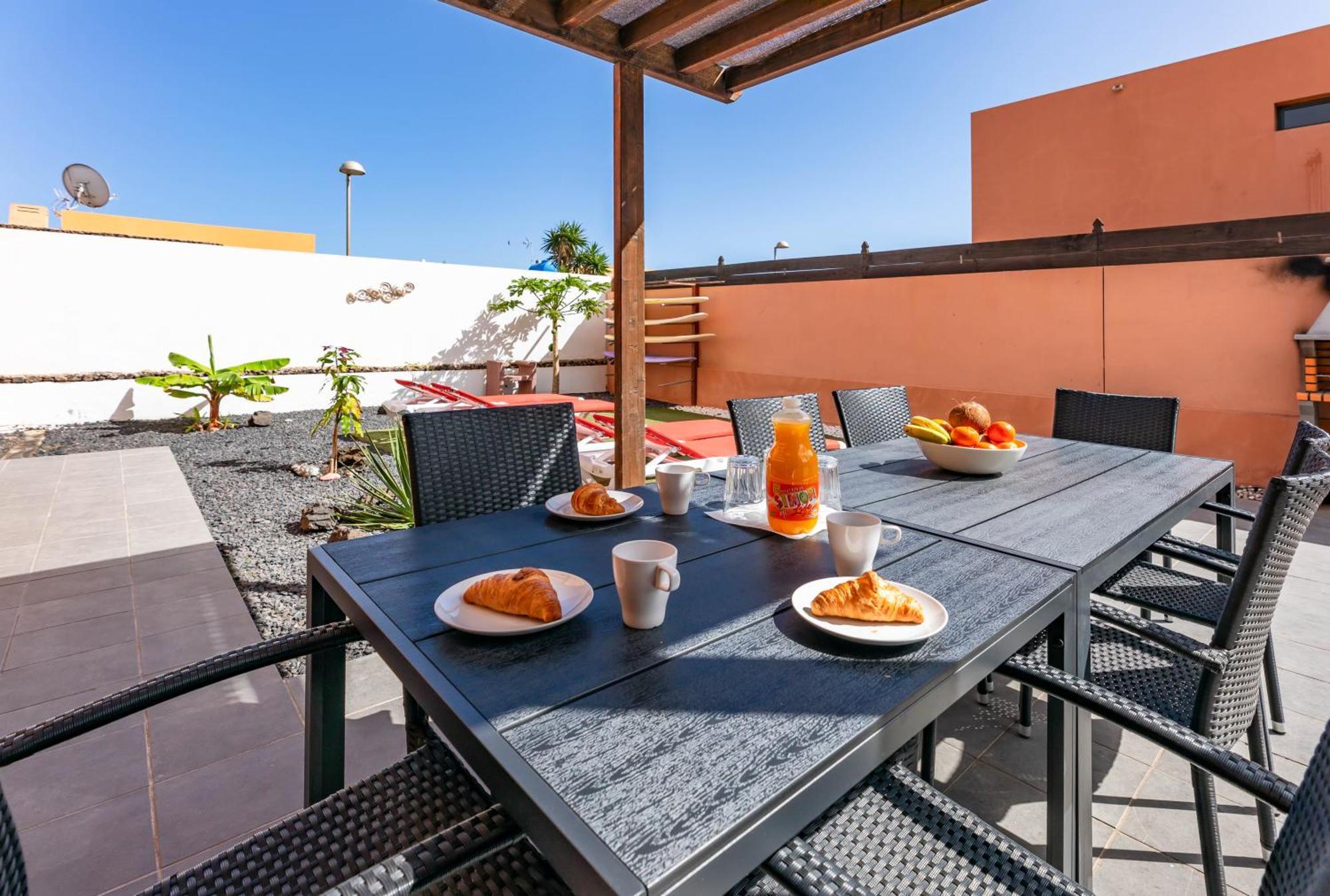 Sunrise Surf House, Big Garden, Hot Tub, Parking, Super-Fast Free Wi-Fi Villa Corralejo Bagian luar foto